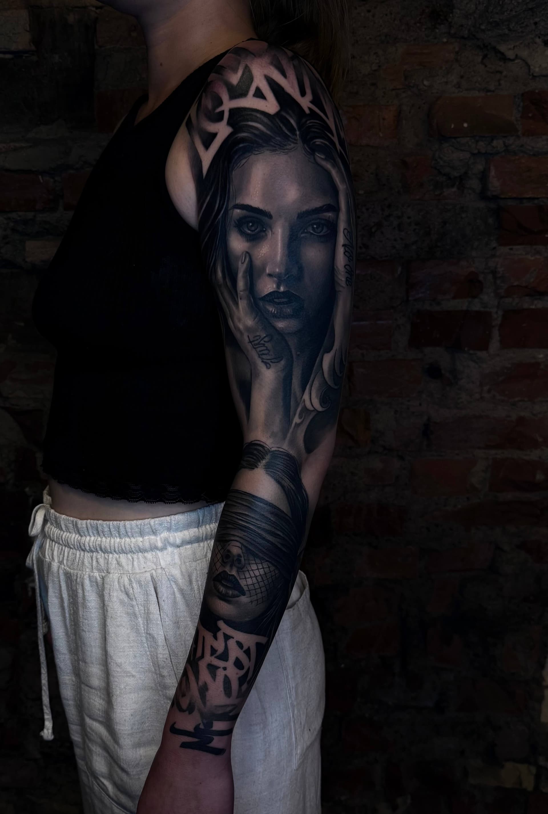 Dark Art Frauenportrait Tattoo am Arm