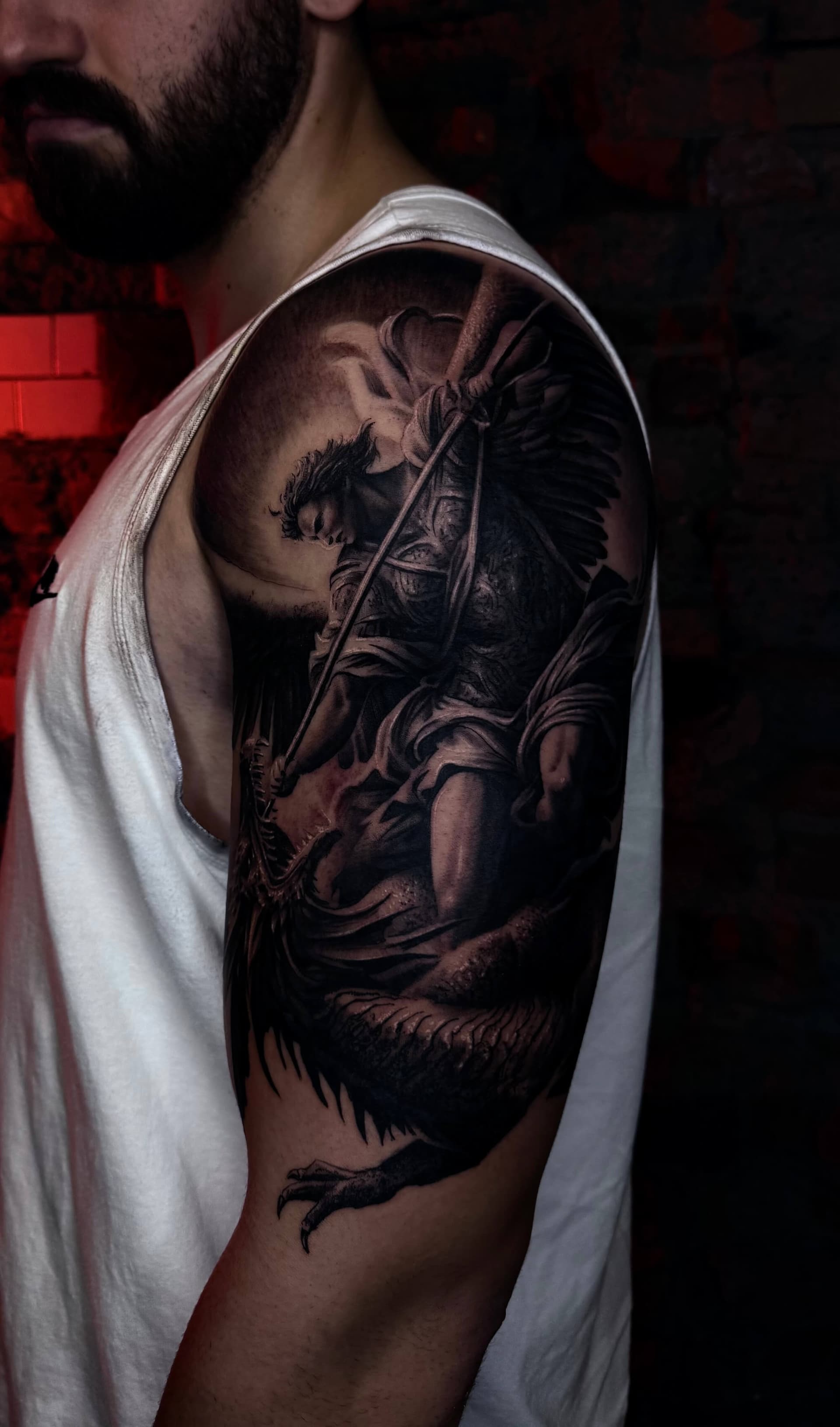 Dunkles Engel Tattoo am Oberarm