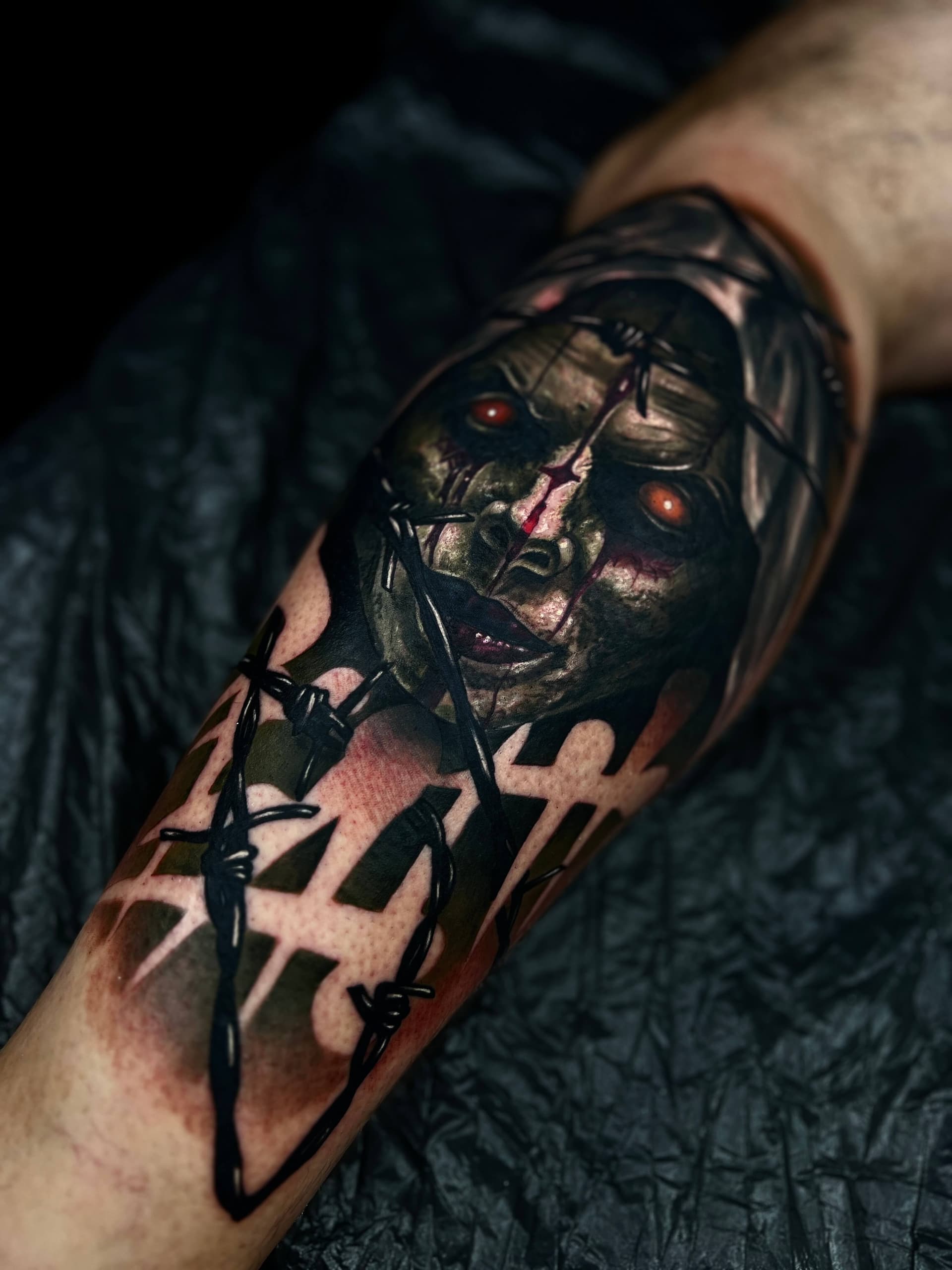 Cyber Horror Tattoo mit roten Augen am Unterarm