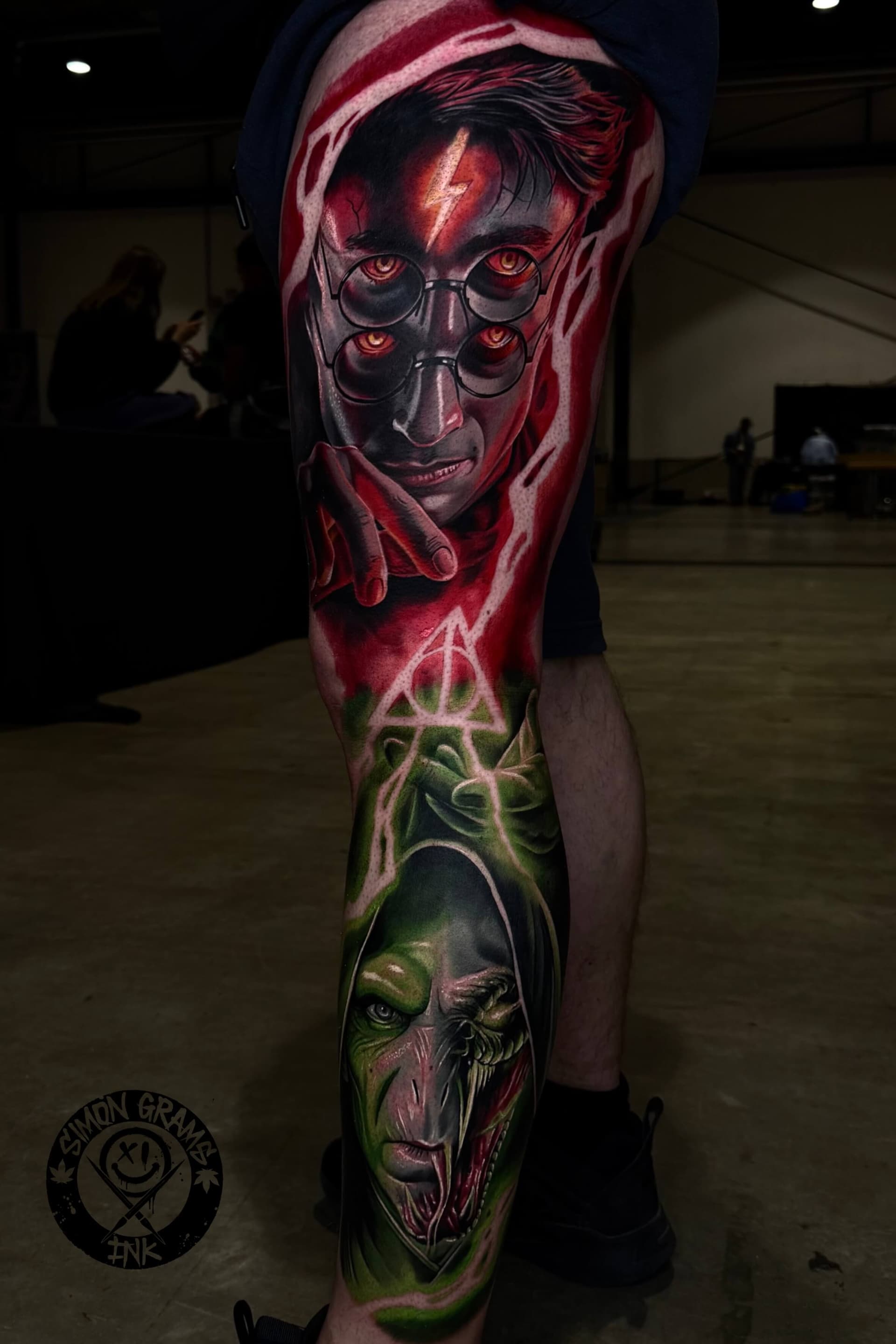 Color Horror Tattoo mit mehreren Augen am Bein
