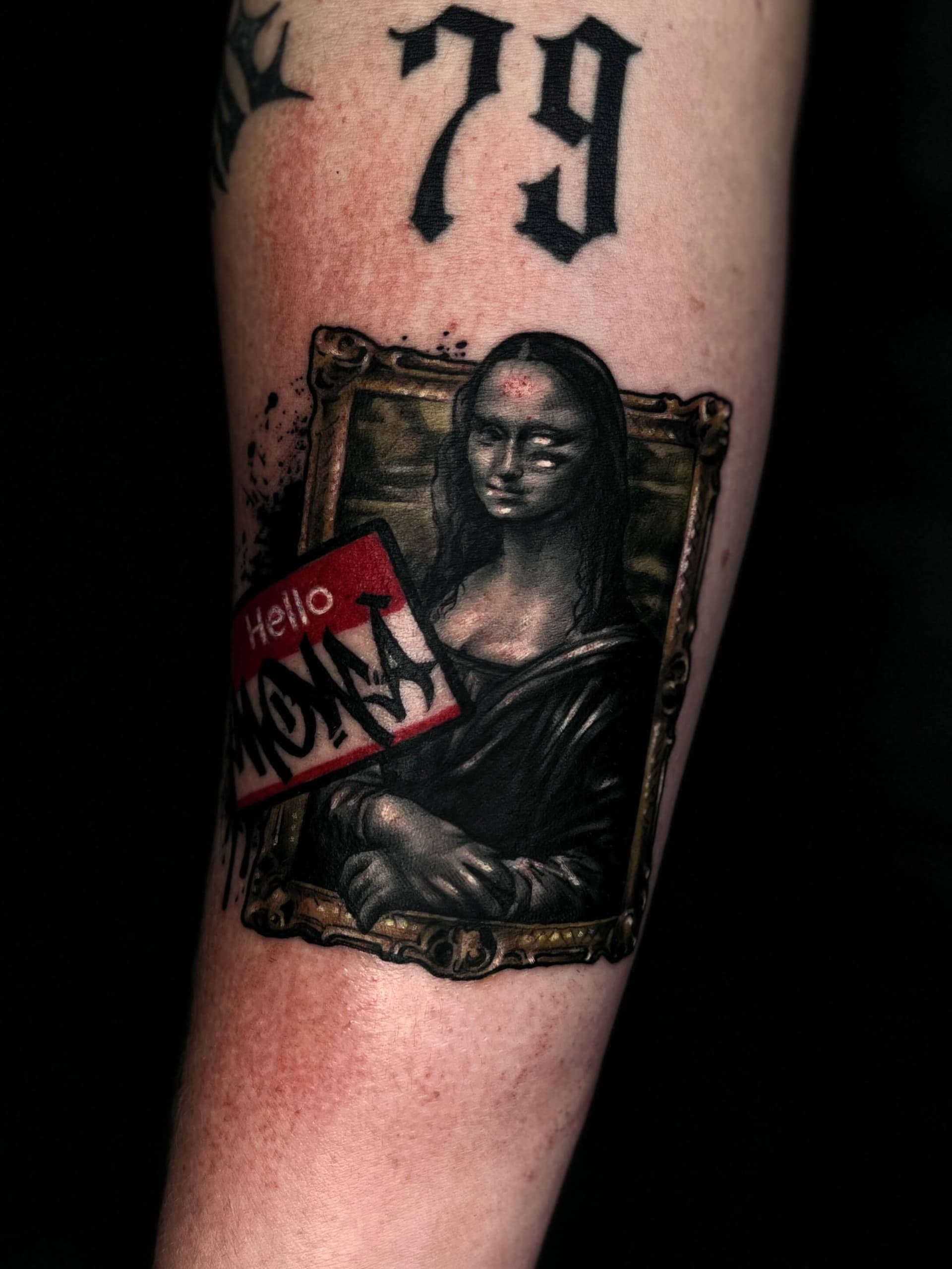 Mona Lisa Tattoo mit Graffiti Elementen am Unterarm