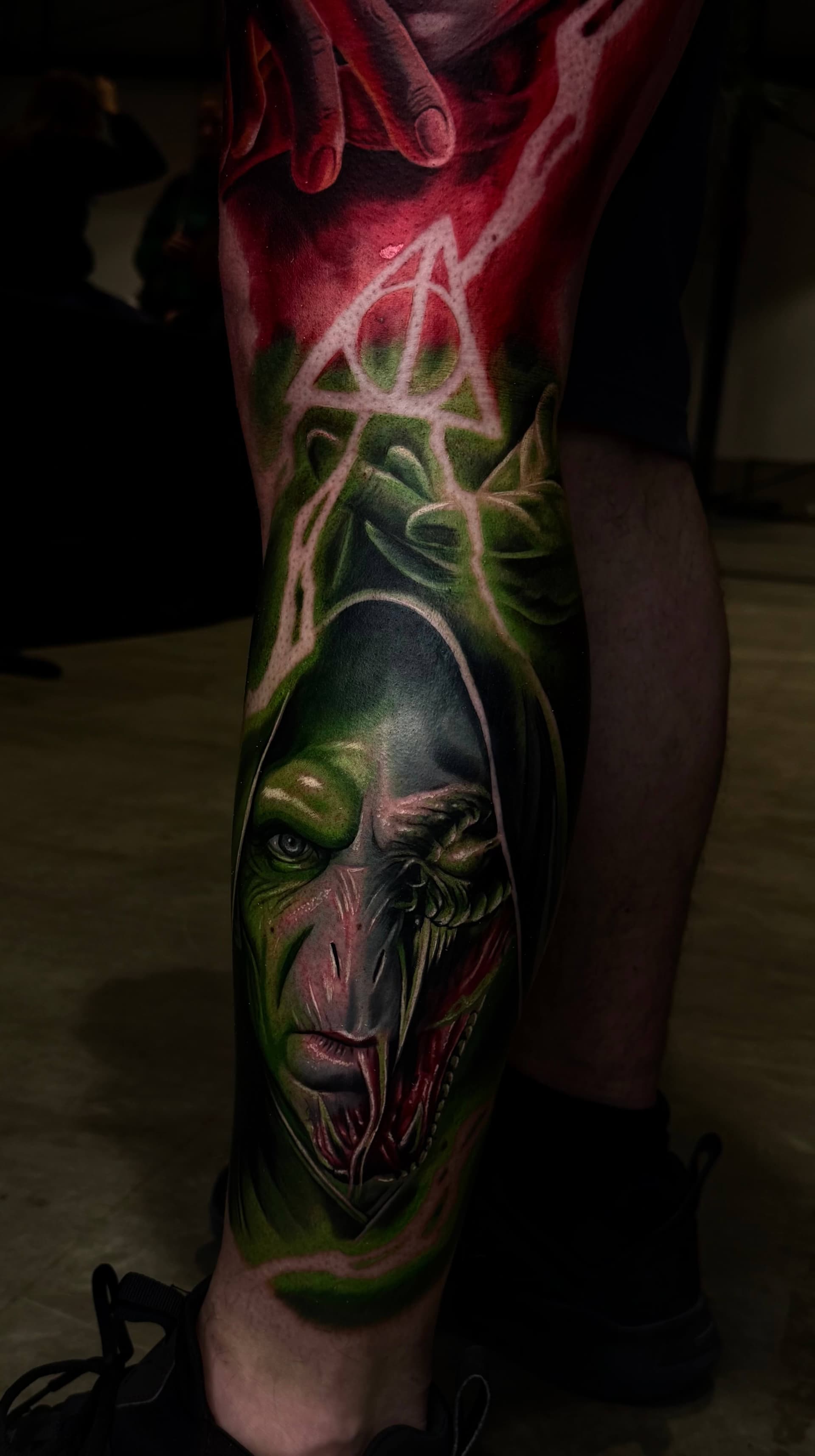 Color Horror Tattoo mit grüner Maske am Bein