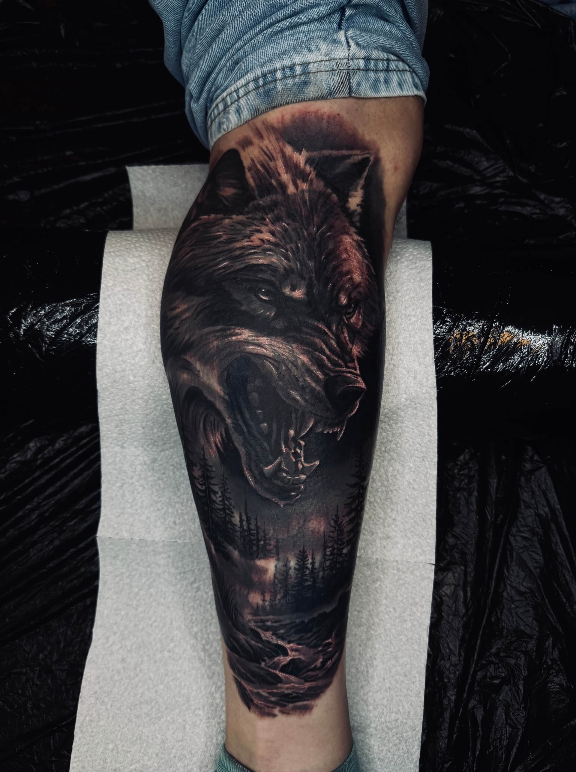 Realistisches Wolf Tattoo am Bein