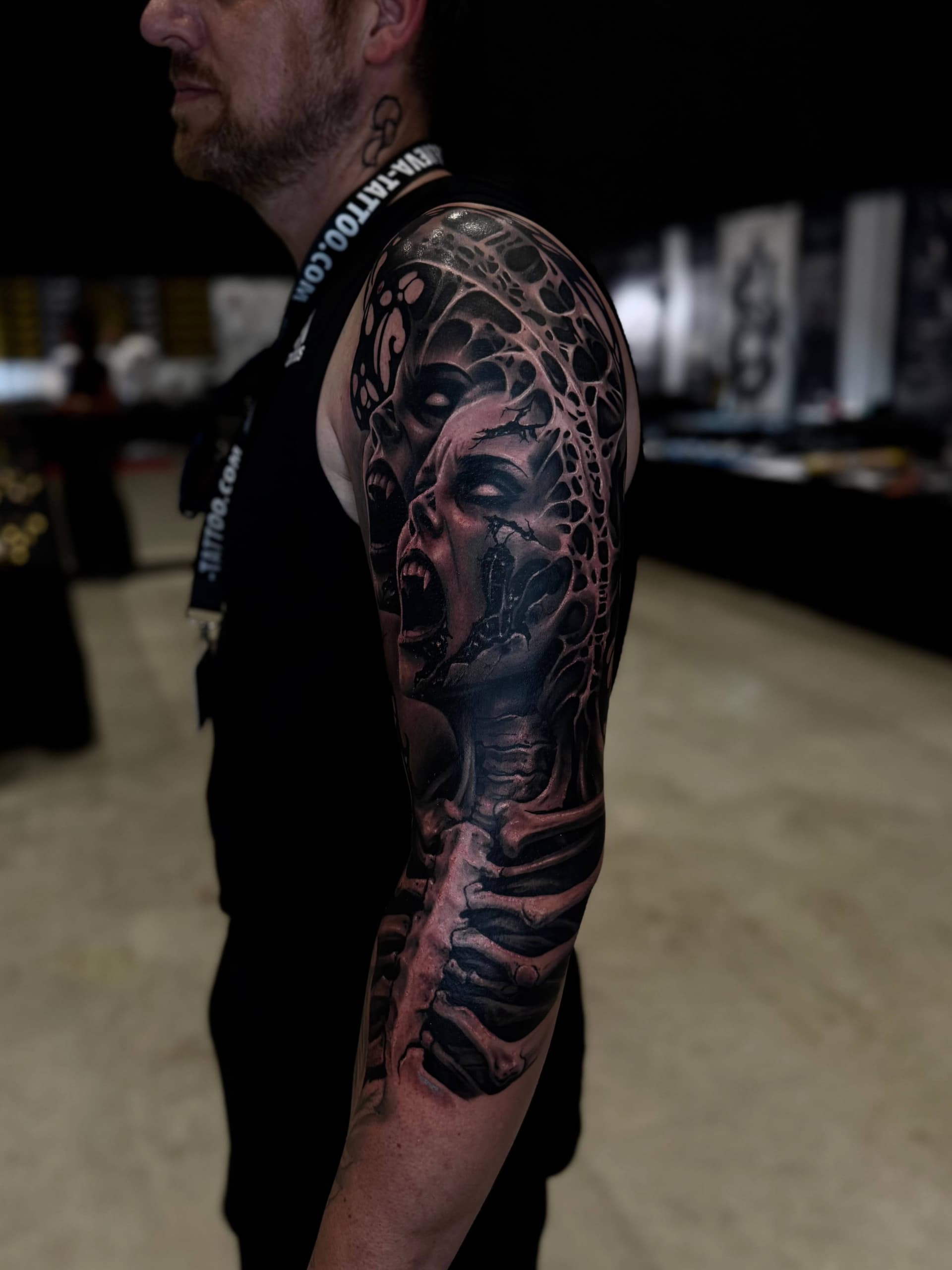 Komplette Black & Grey Sleeve mit Löwenmotiv